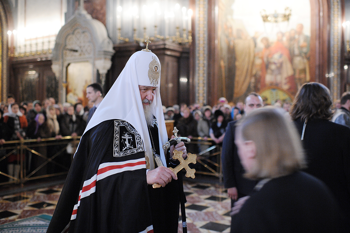 Патриарх Кирилл попросил прощения у верующих